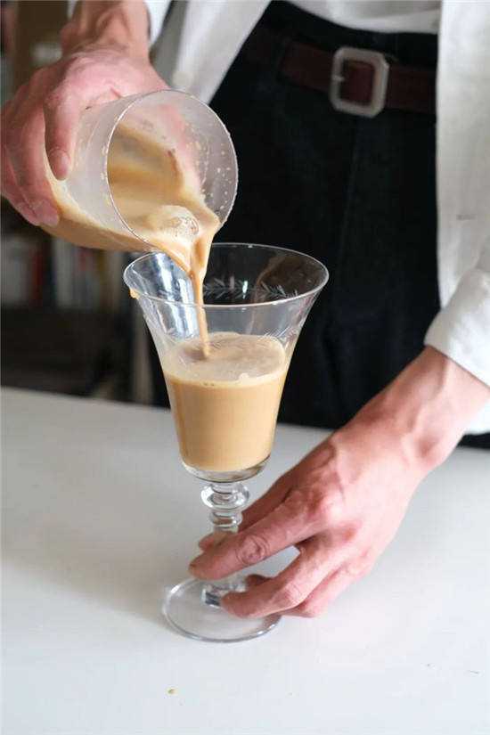 5个步骤在家做一杯燕麦肉桂冰咖啡（13）