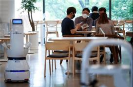 韩国首家机器人咖啡馆开业：耗资2亿引进中国智造送餐机器人