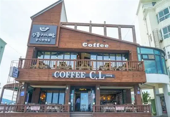 韩国江陵的网红咖啡街，长度还不足1公里，却有近百家咖啡店2