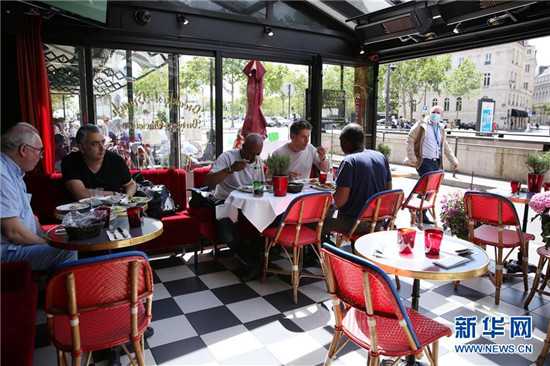 人们在法国巴黎凯旋门附近的一家餐厅的室内区域用餐
