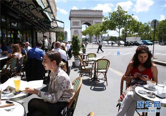 人们在法国巴黎凯旋门附近的一家餐厅用餐