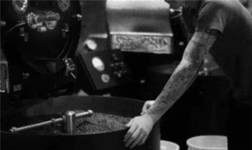 烘焙师在检查烘焙机冷却盘上的咖啡豆
