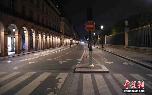 实施宵禁中的巴黎里沃利大街
