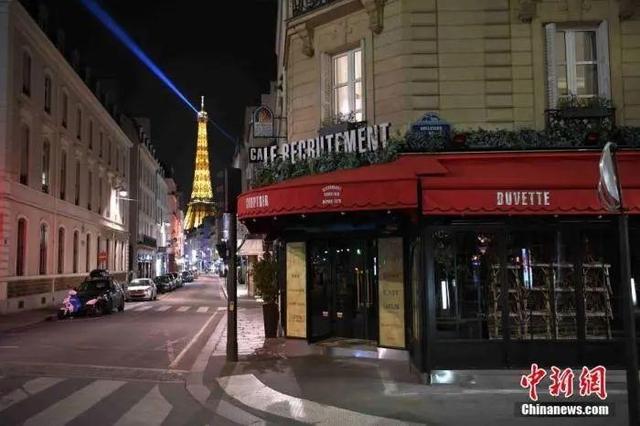 巴黎埃菲尔铁塔附近的咖啡馆在17日晚的宵禁时段停止营业