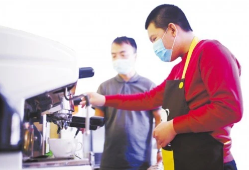专业咖啡师为自闭症患者做培训