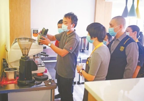 专业咖啡师为自闭症患者做培训 2