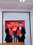 上海元化生物科技有限公司董事长熊立福(左)