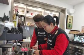西安“无声”咖啡馆招残障店员 助其融入社会