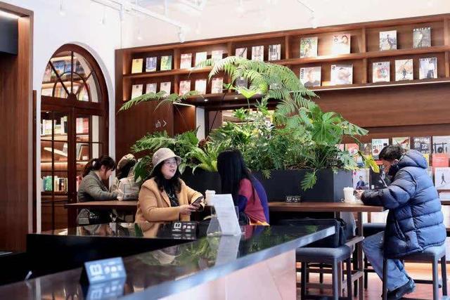 上海茑屋书店的咖啡吧台位于书店入口