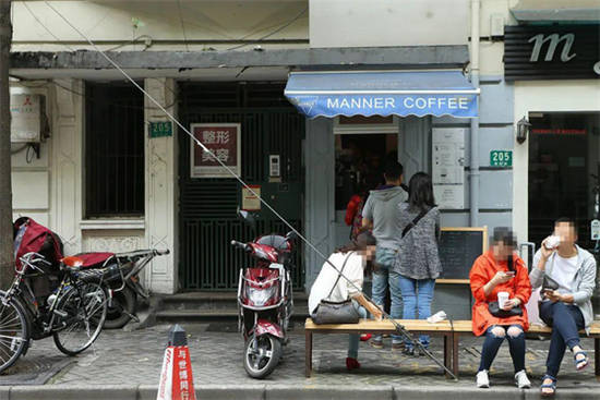 一家店面只有两平米大小的咖啡店月收入达10万