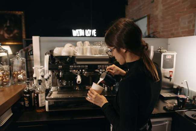 咖啡豆的研磨声、咖啡机的蒸汽声，可以给我们更具创造力的思考。