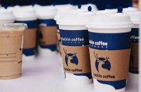 瑞幸咖啡2021年总净收入近80亿元，门店数量超星巴克中国