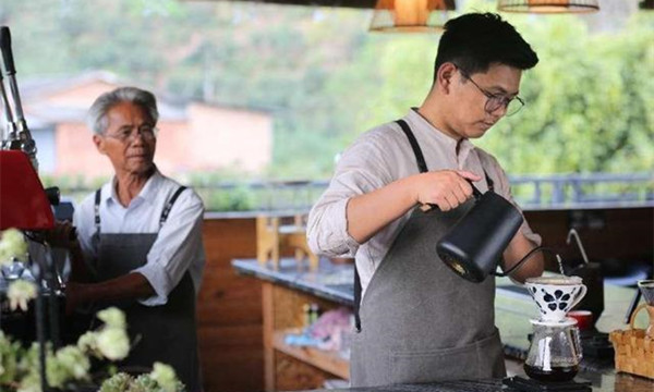 在思茅区小凹子咖啡庄园，81岁的老庄主廖秀桂每天接待慕名而来的游客