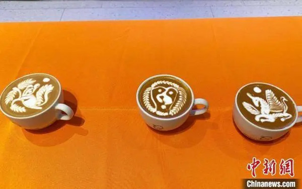 专业咖啡师展示松鼠、贵宾犬、飞马图形的咖啡拉花